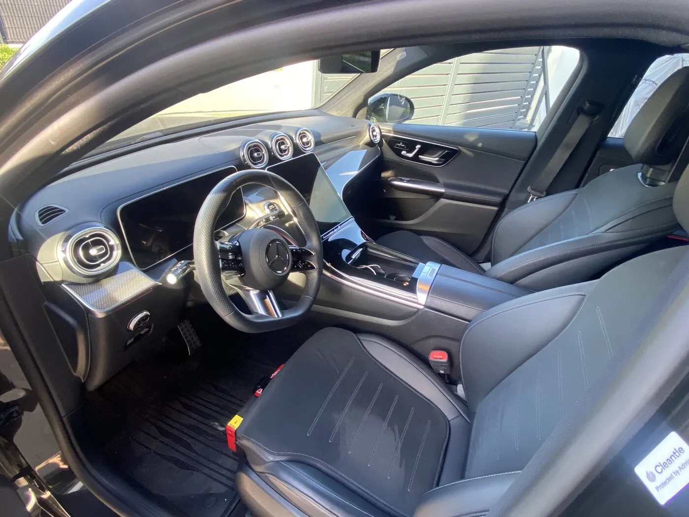 Wnętrze Mercedesa GLC po detailingu