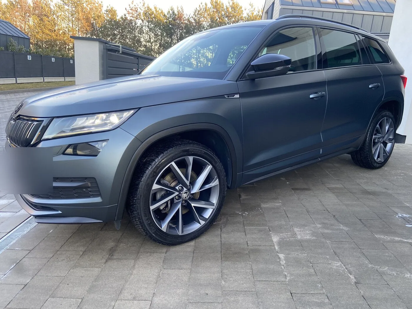 Škoda Kodiaq Sportline w matowym lakierze po detailingu, przód