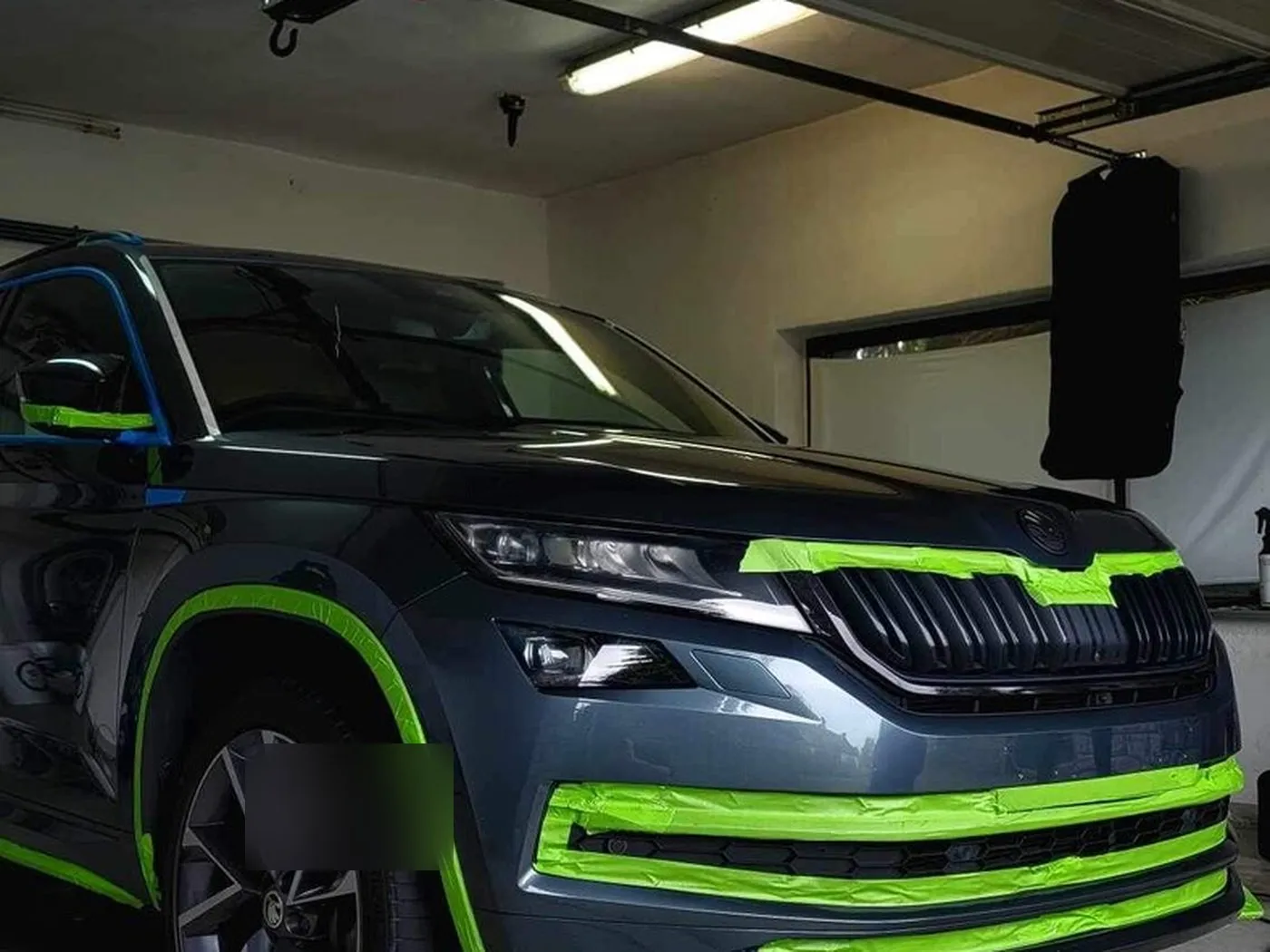Škoda Kodiaq w studiu, przód oklejony przed aplikacją folii PPF