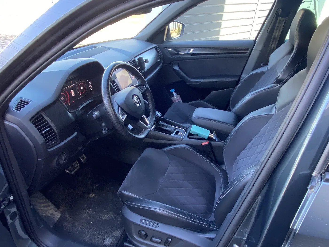 Wnętrze Škody Kodiaq z alcantarą po detailingu