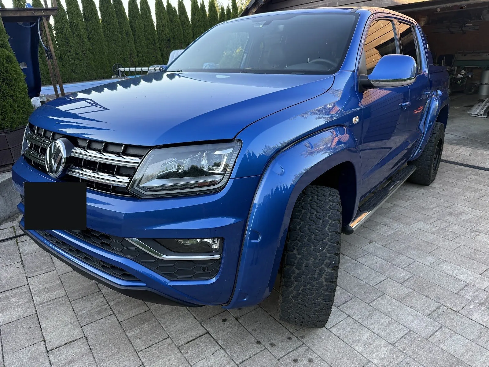 Niebieski VW Amarok po detailingu wnętrza i korekcie lakieru, ujęcie z przodu