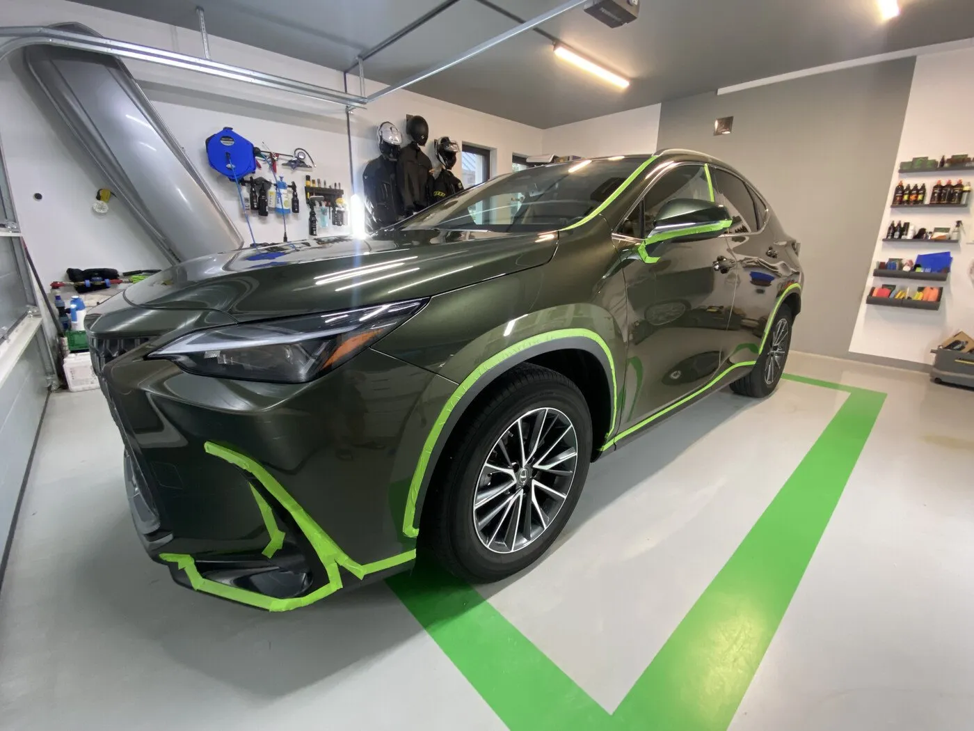 Lexus NX w studiu, panele oklejone przed aplikacją folii PPF