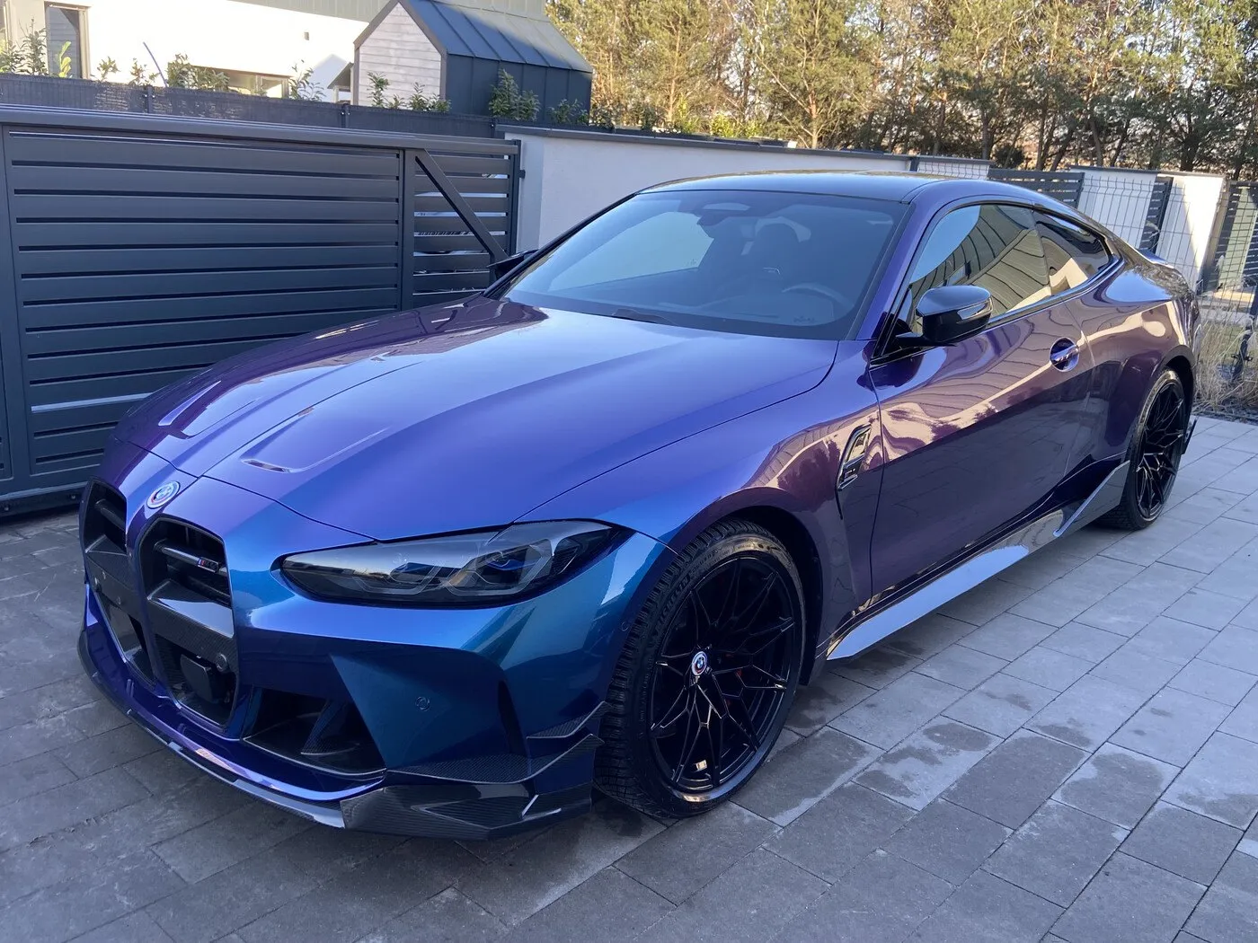 BMW M4 Competition po detailingu, przód, przed studiem