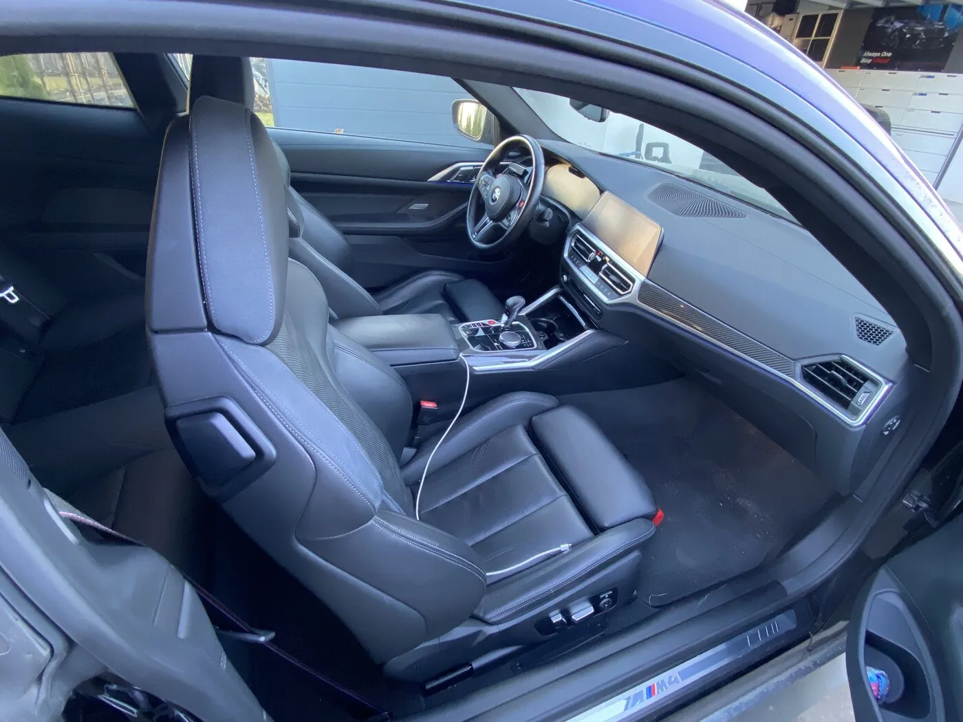 Wnętrze BMW M4 po czyszczeniu skóry
