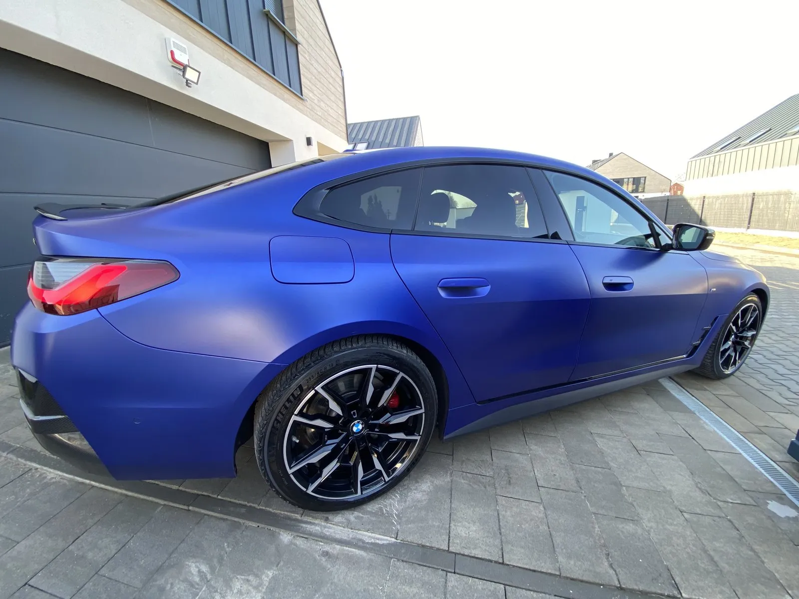 Granatowe BMW serii 4 po detailingu, ujęcie z boku