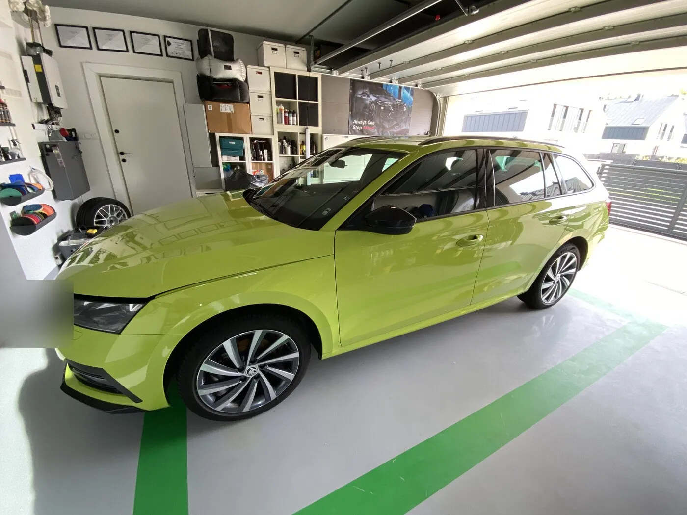 Škoda Octavia RS w studiu Peter Detailing podczas korekty lakieru